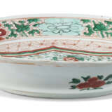 A CHINESE EXPORT FAMILLE VERTE PORCELAIN BOWL - фото 3