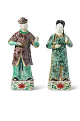 A PAIR OF CHINESE EXPORT PORCELAIN FAMILLE VERTE FIGURES OF A LADY AND GENTLEMAN