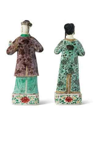 A PAIR OF CHINESE EXPORT PORCELAIN FAMILLE VERTE FIGURES OF A LADY AND GENTLEMAN - photo 2