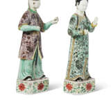 A PAIR OF CHINESE EXPORT PORCELAIN FAMILLE VERTE FIGURES OF A LADY AND GENTLEMAN - фото 3