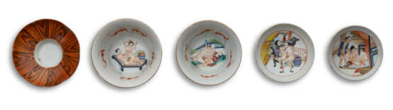 A PAIR OF CHINESE EXPORT EROTIC SUBJECT 'FAUX BOIS' TEABOWLS, COVERS AND A TREMBLEUSE SAUCER - фото 1