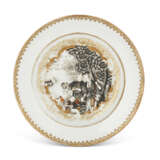 A CHINESE EXPORT PORCELAIN GILT AND GRISAILLE 'EUROPEAN SUBJECT' PLATE - Foto 1