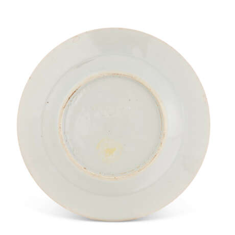 A CHINESE EXPORT PORCELAIN GILT AND GRISAILLE 'EUROPEAN SUBJECT' PLATE - photo 2