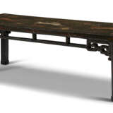 A CHINESE LACQUERED KANG TABLE - Foto 1