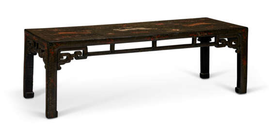 A CHINESE LACQUERED KANG TABLE - Foto 3