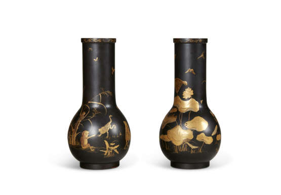 A PAIR OF JAPANESE LACQUERED BRONZE VASES - photo 2