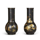 A PAIR OF JAPANESE LACQUERED BRONZE VASES - фото 2