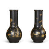 A PAIR OF JAPANESE LACQUERED BRONZE VASES - фото 3