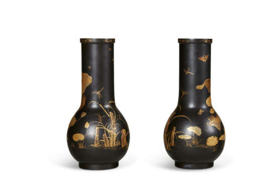 A PAIR OF JAPANESE LACQUERED BRONZE VASES - Foto 3
