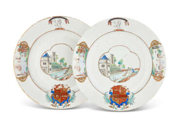 A PAIR OF CHINESE EXPORT PORCELAIN ARMORIAL PLATES