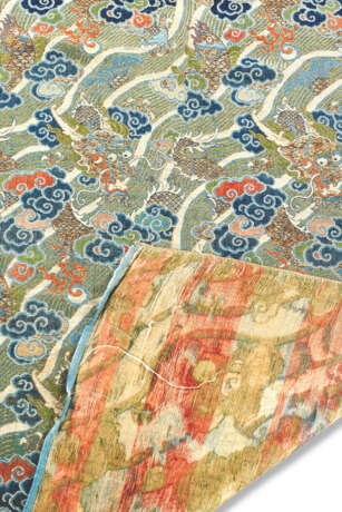 A LENGTH OF WOVEN CHINESE SILK BROCADE - photo 3