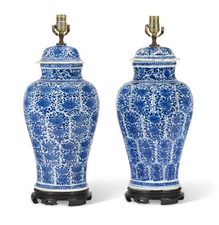 A PAIR OF CHINESE EXPORT BLUE AND WHITE PORCELAIN VASES AND COVERS, MOUNTED AS LAMPS - фото 1