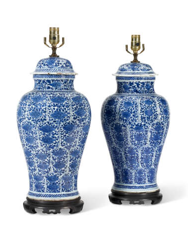 A PAIR OF CHINESE EXPORT BLUE AND WHITE PORCELAIN VASES AND COVERS, MOUNTED AS LAMPS - фото 2