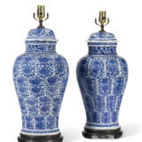A PAIR OF CHINESE EXPORT BLUE AND WHITE PORCELAIN VASES AND COVERS, MOUNTED AS LAMPS - Foto 2