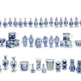 A GROUP OF FORTY-SEVEN CHINESE EXPORT PORCELAIN BLUE AND WHITE SMALL WARES - фото 1