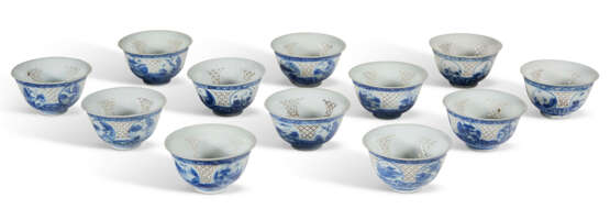 A SET OF TWELVE CHINESE EXPORT PORCELAIN BLUE AND WHITE 'HATCHER CARGO' SMALL BOWLS - Foto 1