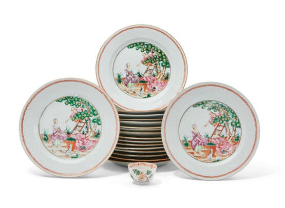 A SET OF EIGHTEEN FAMILLE ROSE 'CHERRY PICKERS' PLATES - Foto 1