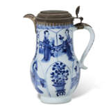 A CHINESE EXPORT PORCELAIN BLUE AND WHITE SILVER-MOUNTED EWER AND COVER - фото 4