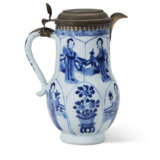 A CHINESE EXPORT PORCELAIN BLUE AND WHITE SILVER-MOUNTED EWER AND COVER - фото 5