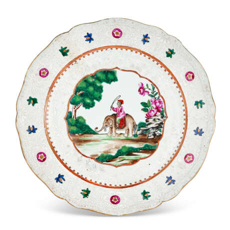 A CHINESE EXPORT PORCELAIN FAMILLE ROSE 'INDIAN MARKET' DISH - Foto 1