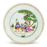 A SET OF EIGHTEEN FAMILLE ROSE 'CHERRY PICKERS' PLATES - photo 9