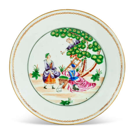 A SET OF EIGHTEEN FAMILLE ROSE 'CHERRY PICKERS' PLATES - photo 9