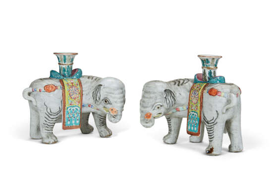 A PAIR OF CHINESE EXPORT PORCELAIN ELEPHANT CANDLEHOLDERS - Foto 1