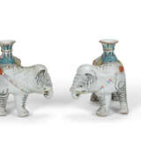 A PAIR OF CHINESE EXPORT PORCELAIN ELEPHANT CANDLEHOLDERS - фото 2