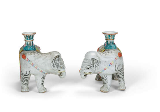 A PAIR OF CHINESE EXPORT PORCELAIN ELEPHANT CANDLEHOLDERS - photo 2
