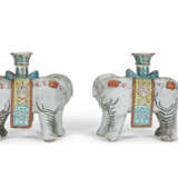 A PAIR OF CHINESE EXPORT PORCELAIN ELEPHANT CANDLEHOLDERS - Foto 3