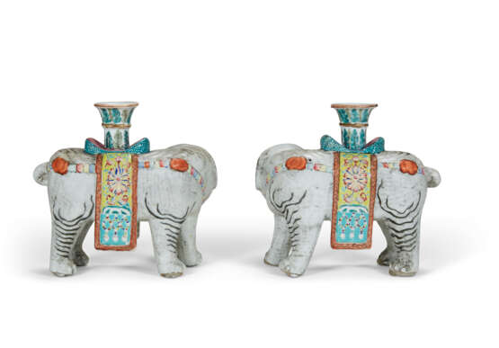 A PAIR OF CHINESE EXPORT PORCELAIN ELEPHANT CANDLEHOLDERS - photo 3