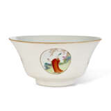 A CHINESE PORCELAIN FAMILLE ROSE 'EUROPEAN SUBJECT' BOWL - Foto 3