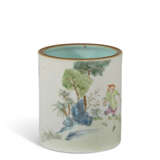 A CHINESE EXPORT PORCELAIN FAMILLE ROSE 'EUROPEAN SUBJECT' BRUSH POT - фото 5