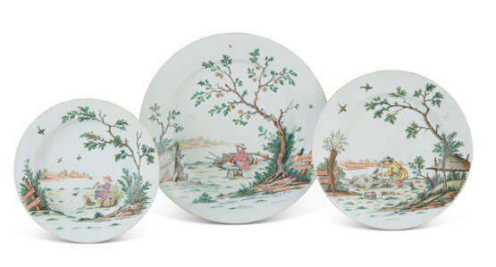 THREE CHINESE EXPORT PORCELAIN DUTCH-DECORATED DISHES - фото 1