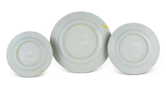 THREE CHINESE EXPORT PORCELAIN DUTCH-DECORATED DISHES - photo 2