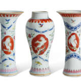A SMALL CHINESE EXPORT PORCELAIN THREE-PIECE GARNITURE - photo 2