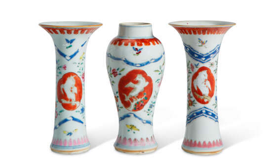 A SMALL CHINESE EXPORT PORCELAIN THREE-PIECE GARNITURE - фото 2