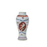 A SMALL CHINESE EXPORT PORCELAIN THREE-PIECE GARNITURE - Foto 4