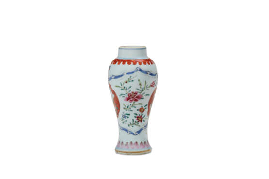 A SMALL CHINESE EXPORT PORCELAIN THREE-PIECE GARNITURE - фото 5