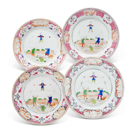 FOUR CHINESE EXPORT PORCELAIN FAMILLE ROSE 'ACROBATS' PLATES - photo 1