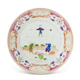FOUR CHINESE EXPORT PORCELAIN FAMILLE ROSE 'ACROBATS' PLATES - photo 2