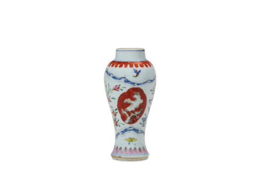 A SMALL CHINESE EXPORT PORCELAIN THREE-PIECE GARNITURE - фото 7