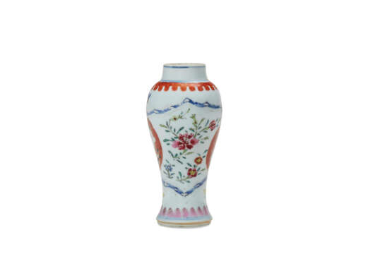 A SMALL CHINESE EXPORT PORCELAIN THREE-PIECE GARNITURE - фото 9