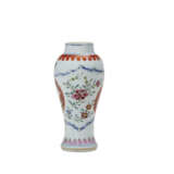 A SMALL CHINESE EXPORT PORCELAIN THREE-PIECE GARNITURE - фото 9