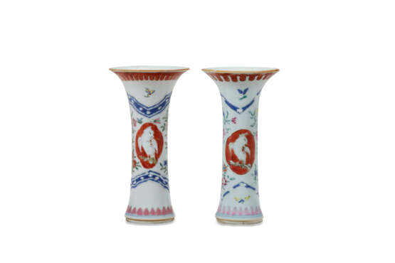 A SMALL CHINESE EXPORT PORCELAIN THREE-PIECE GARNITURE - фото 11
