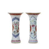 A SMALL CHINESE EXPORT PORCELAIN THREE-PIECE GARNITURE - Foto 13