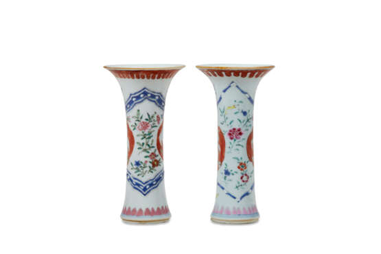 A SMALL CHINESE EXPORT PORCELAIN THREE-PIECE GARNITURE - фото 13