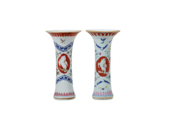 A SMALL CHINESE EXPORT PORCELAIN THREE-PIECE GARNITURE - Foto 15