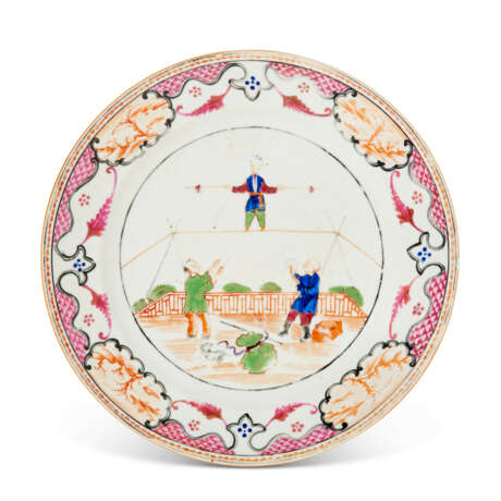 FOUR CHINESE EXPORT PORCELAIN FAMILLE ROSE 'ACROBATS' PLATES - photo 4