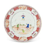 FOUR CHINESE EXPORT PORCELAIN FAMILLE ROSE 'ACROBATS' PLATES - photo 6